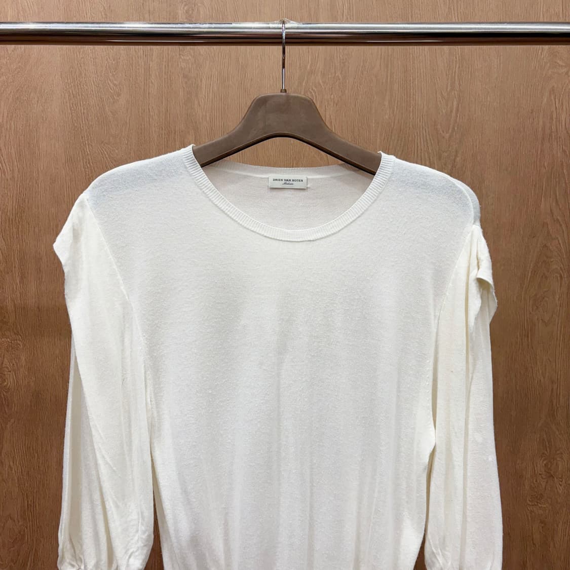 드리스 반 노튼 라운드넥 긴팔 니트 밑단 시보리 퍼프 디테일 아이보리 상품이미지4