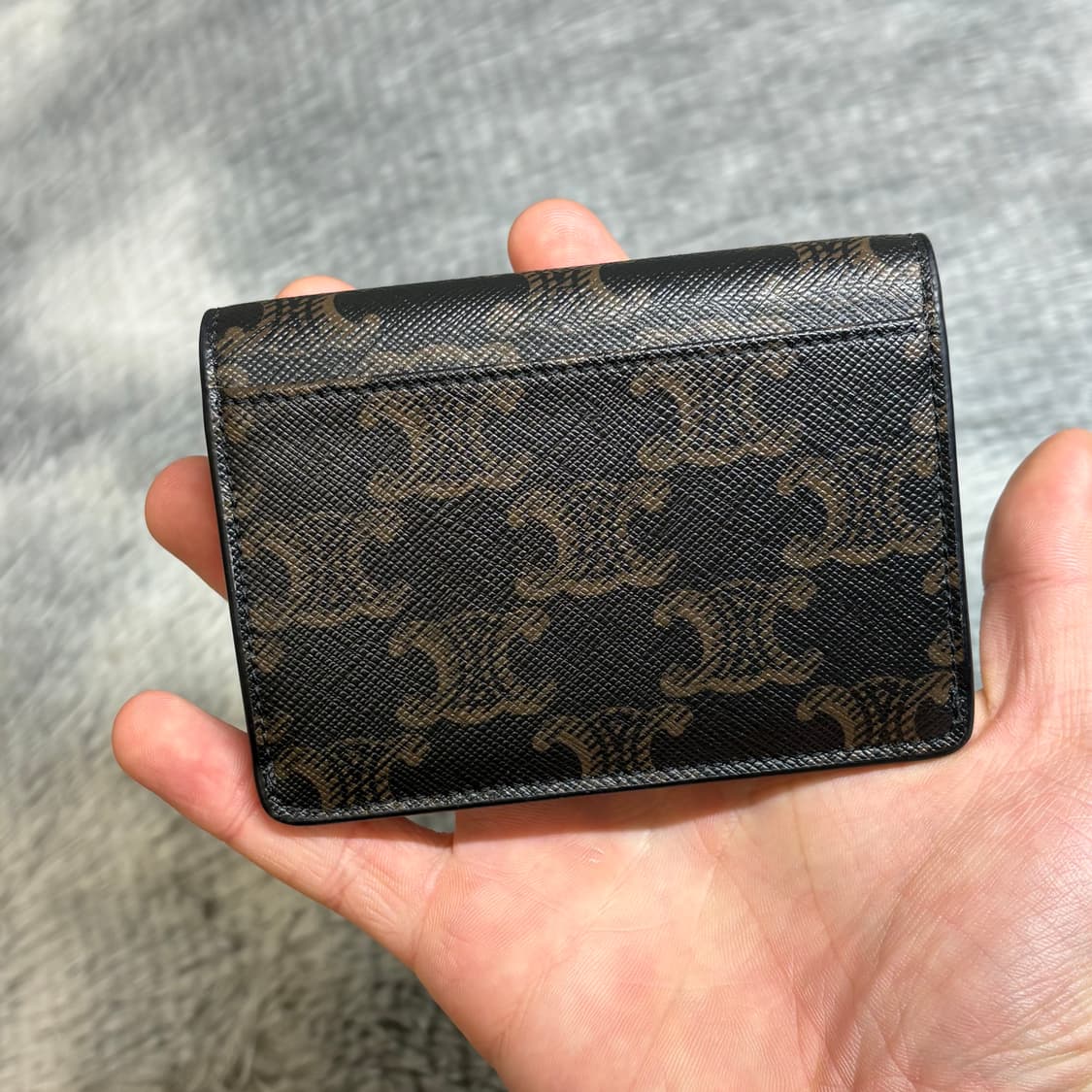 셀린느 트리옹프 플랩 카드지갑 블랙탄 상품이미지2