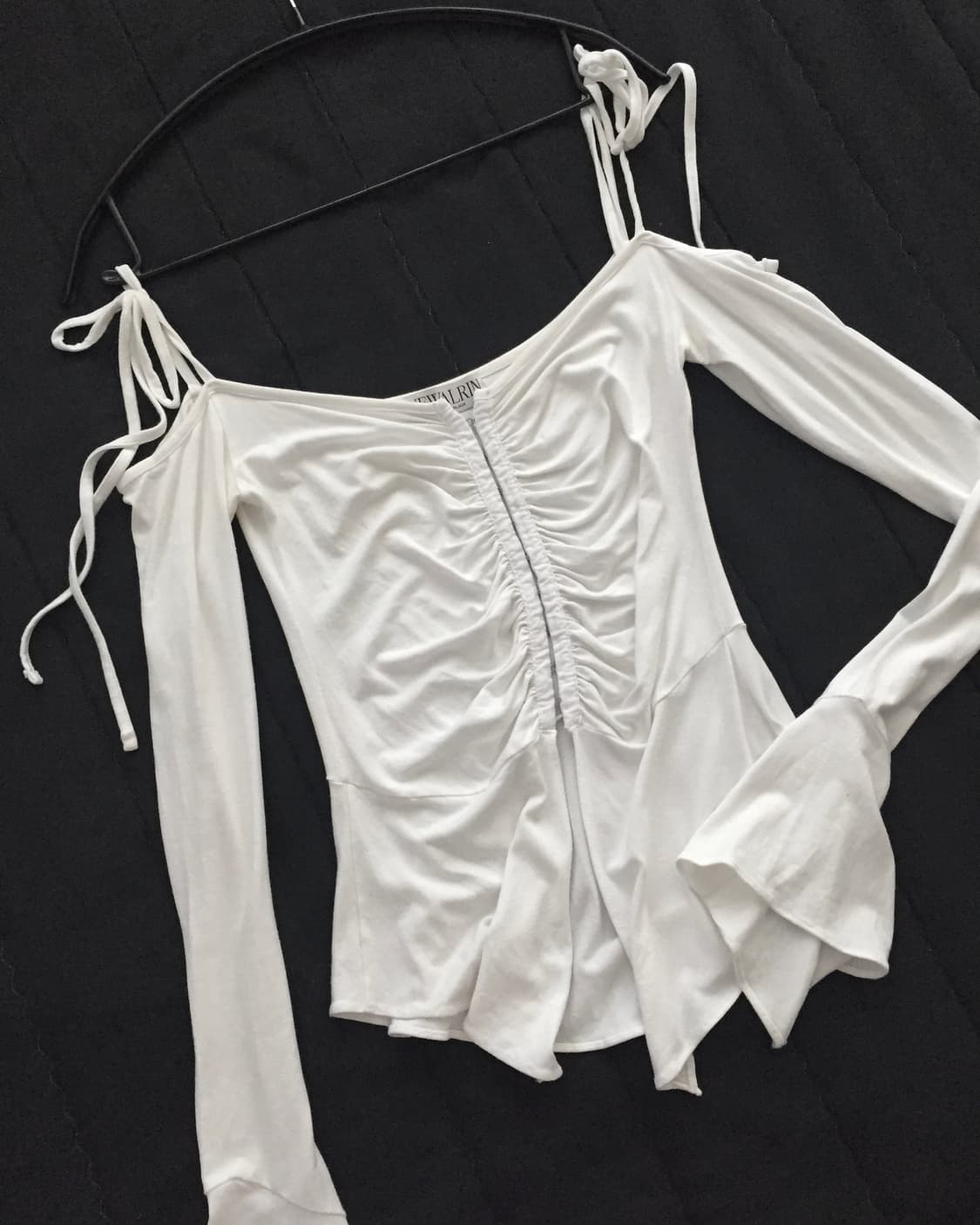 뉴얼린 Tinkerbell off-shoulder hook Blouse 상품이미지1