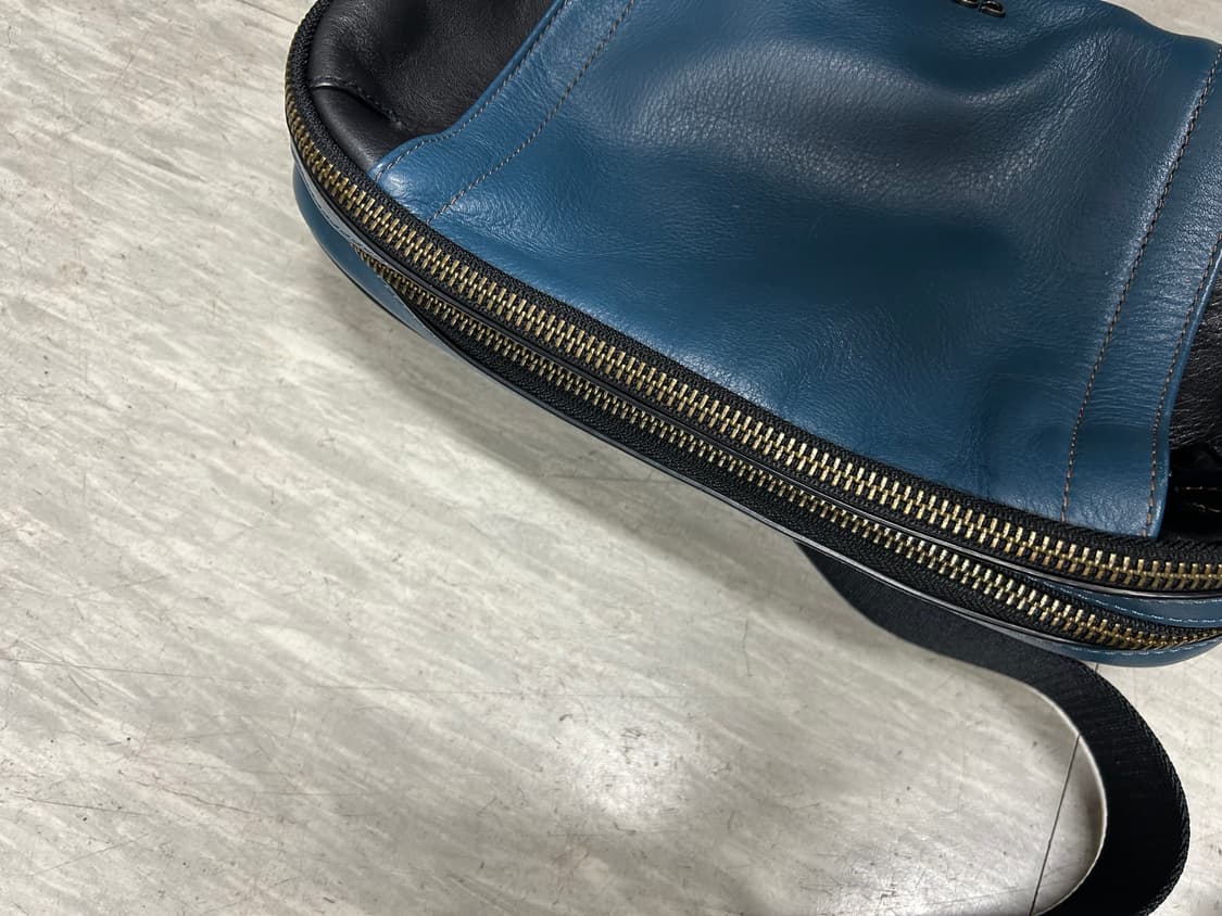 코치 가죽 슬링백 블루/블랙 상품이미지6