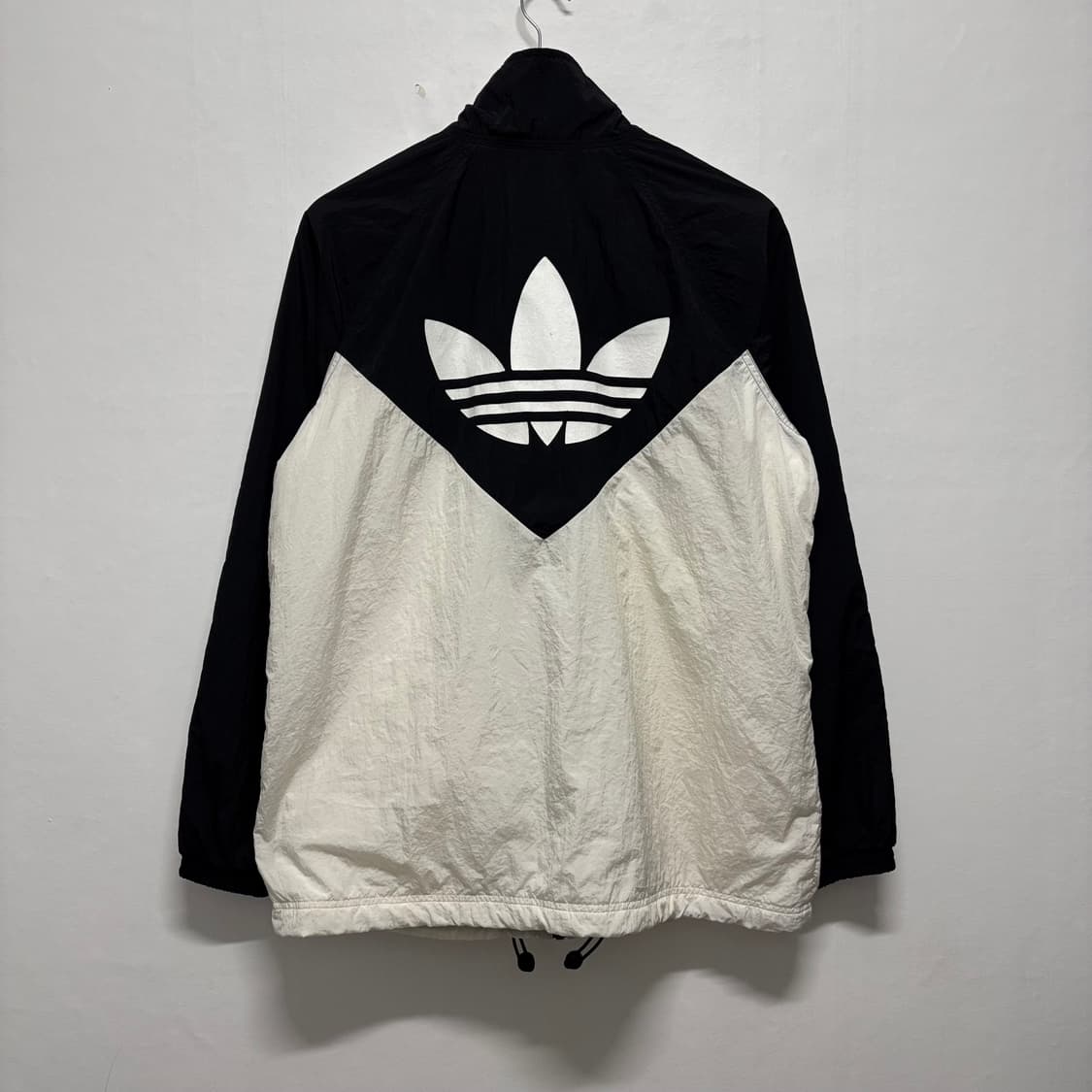 아디다스 검흰 빅로고 바람막이 상품이미지3