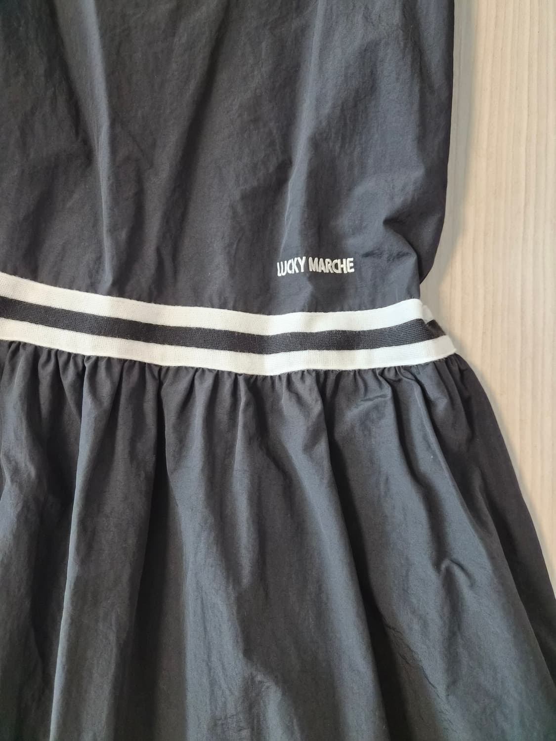 럭키마르쉐(Lucky Marché)의 스포티하고 세련된 배색 롱 원피스  상품이미지4