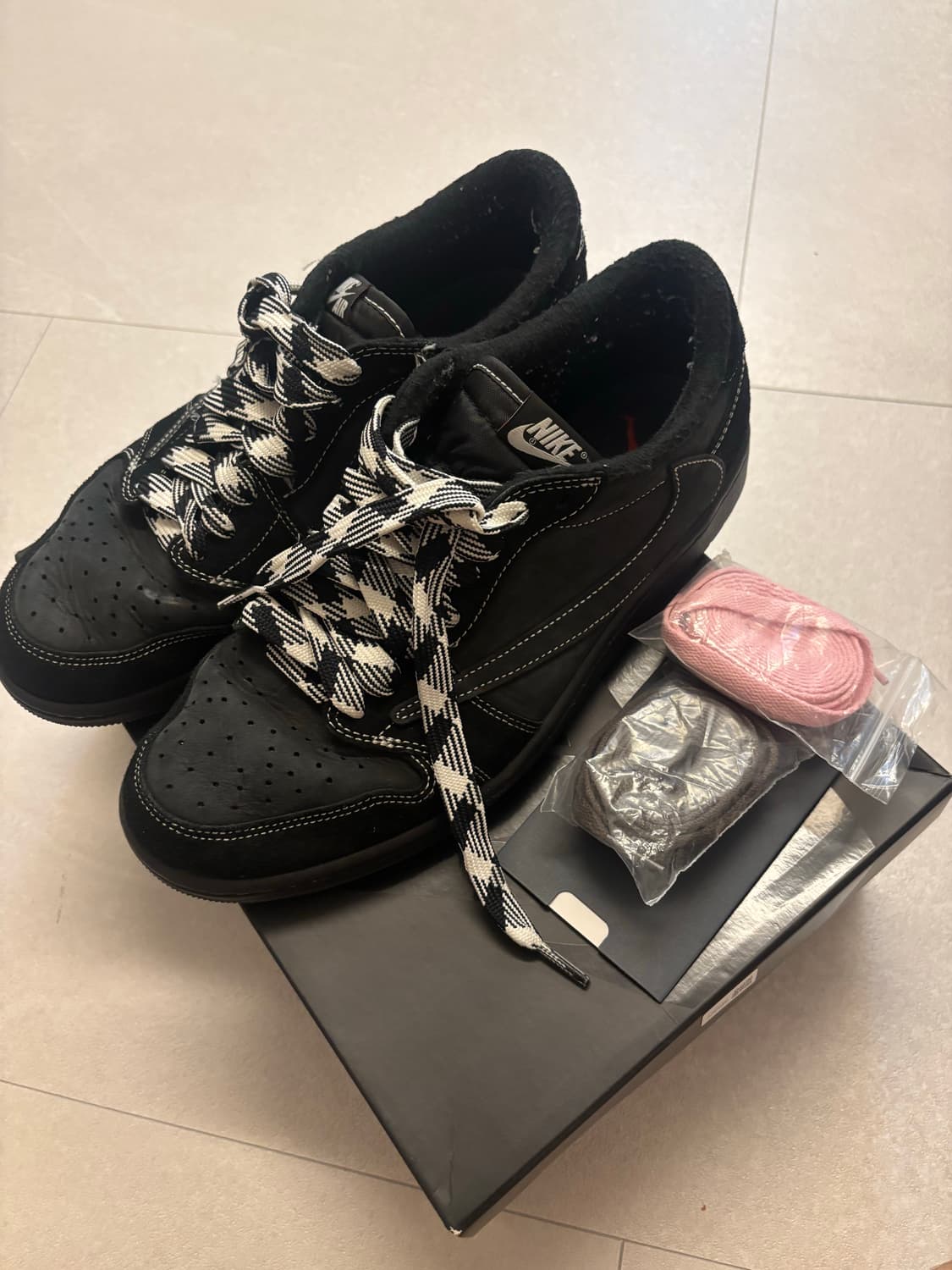 트래비스 스캇 조던 로우 팬텀 275 팝니다 상품이미지1