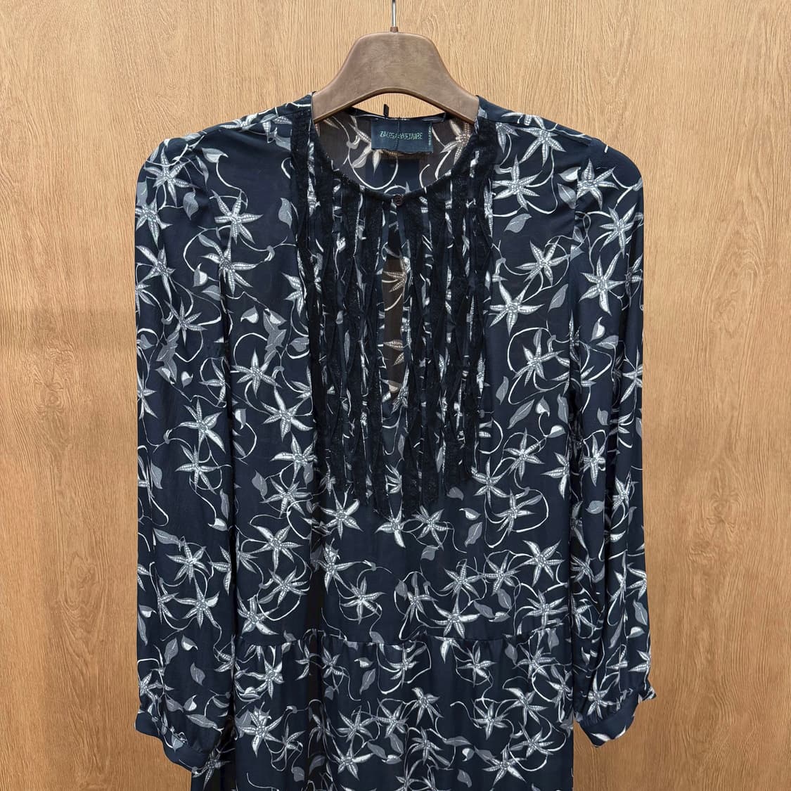 쟈딕 앤 볼테르 실크 미디 원피스 플로럴 프린팅 레이스 플리츠 장식 블랙 상품이미지4