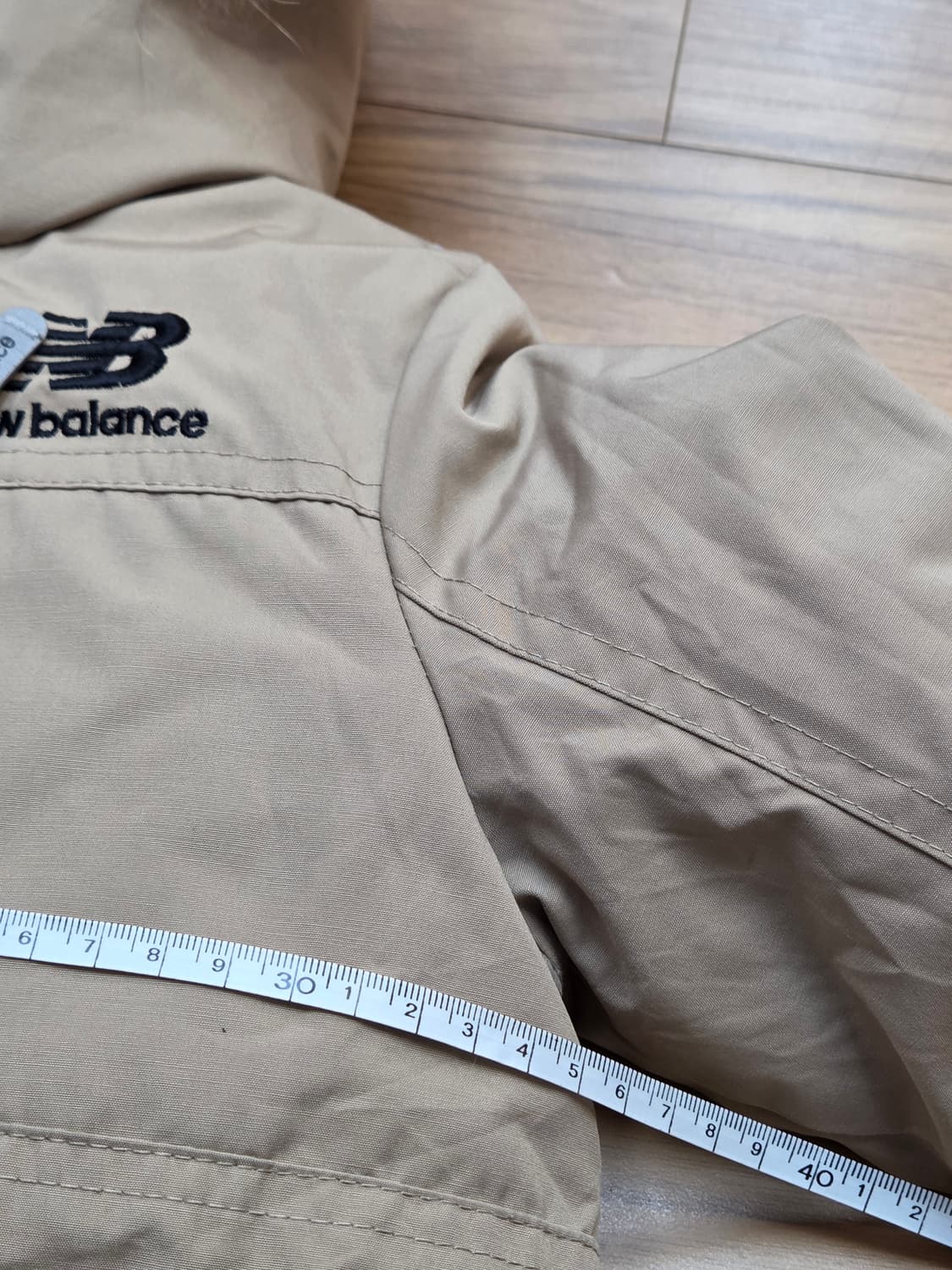 뉴발란스 키즈 남아 패딩 베이지색 100사이즈입니다. 털이 풍성한 후드가 상품이미지4
