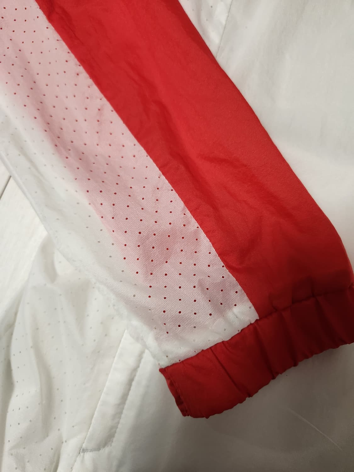 새상품급)아이더 여성 바람막이 M

오염 하자없이 깨끗해요^^

세탁해뒀 상품이미지6