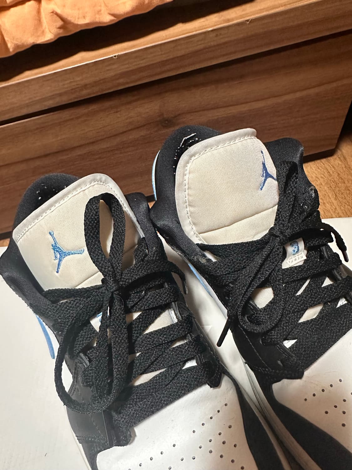 265) 에어 조던 1 로우 블랙 유니버시티 블루 (W) 상품이미지5