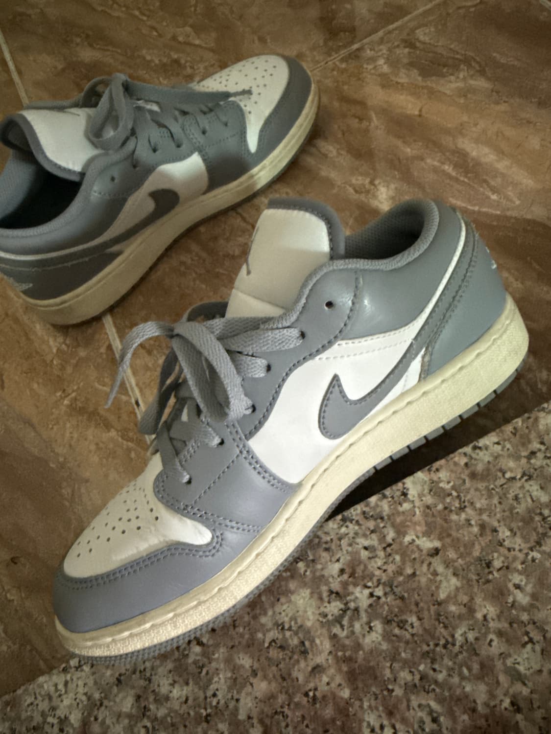 [240 6YW] 조던1 로우 스텔스 앤 화이트 상품이미지4