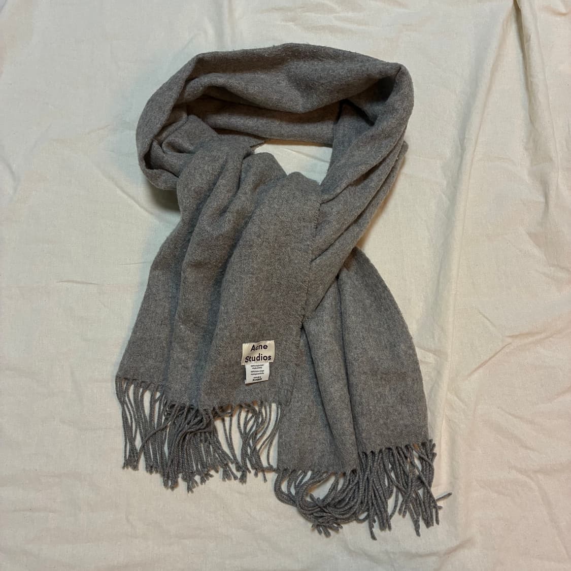 아크네 스튜디오 그레이 머플러 상품이미지1