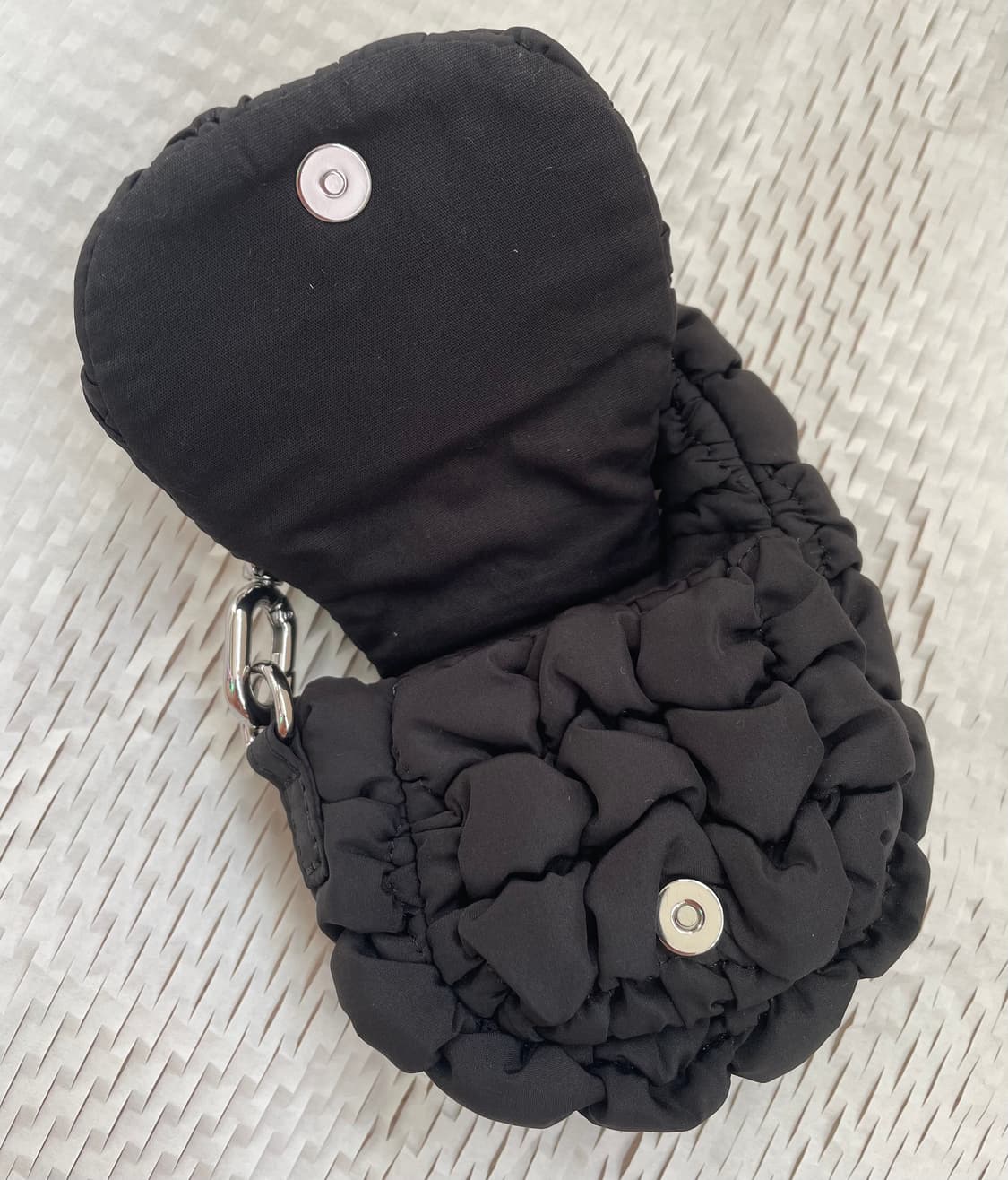 코스 퀼티드 나노백 블랙 상품이미지3