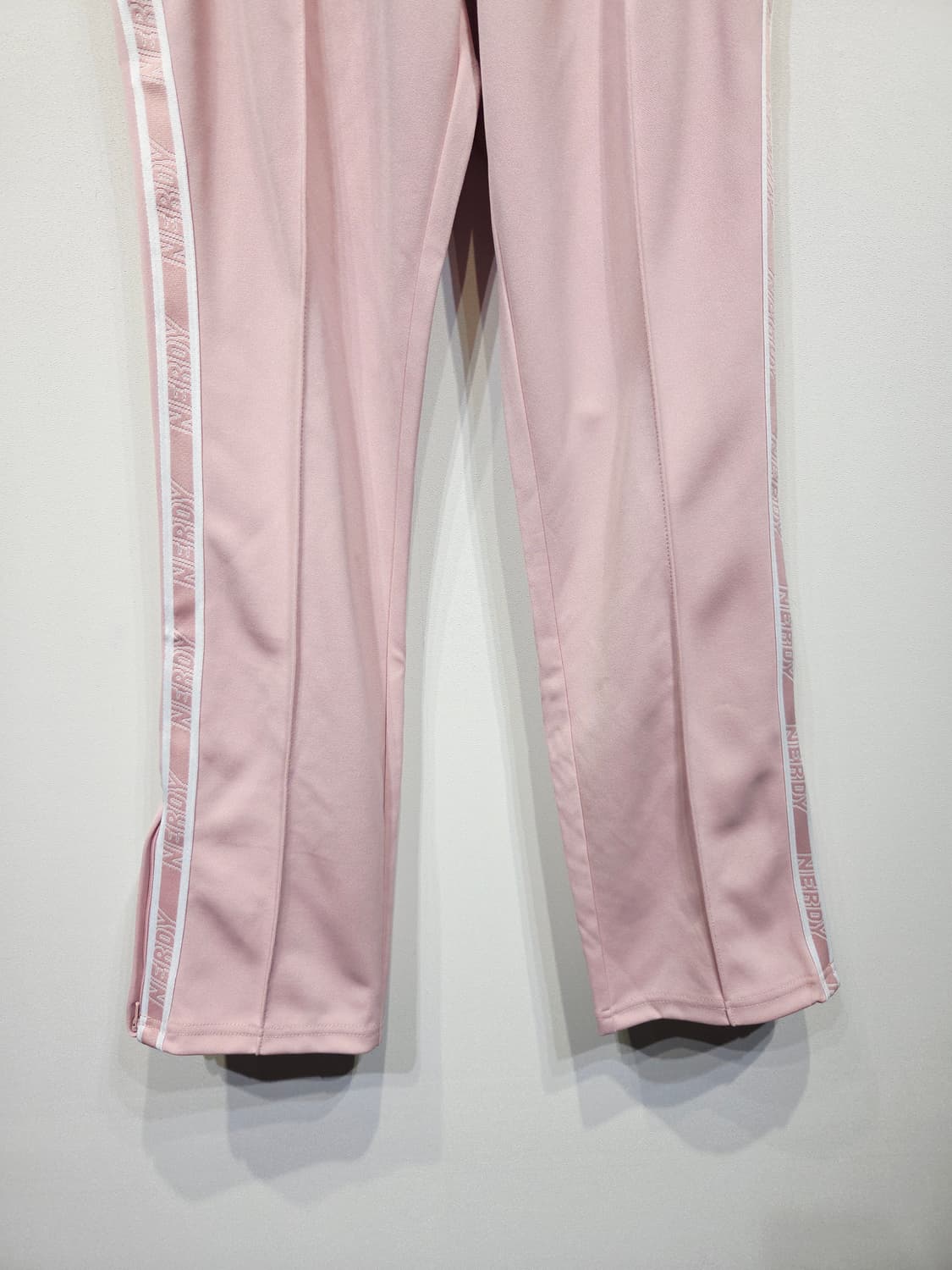 널디(NERDY) 로고 테이프 트랙 팬츠 핑크 상품이미지4