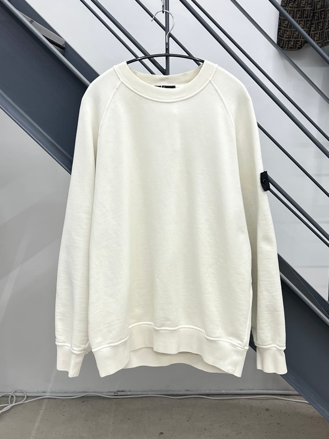 스톤아일랜드 23SS 쉐도우 프로젝트 와펜 맨투맨 상품이미지1