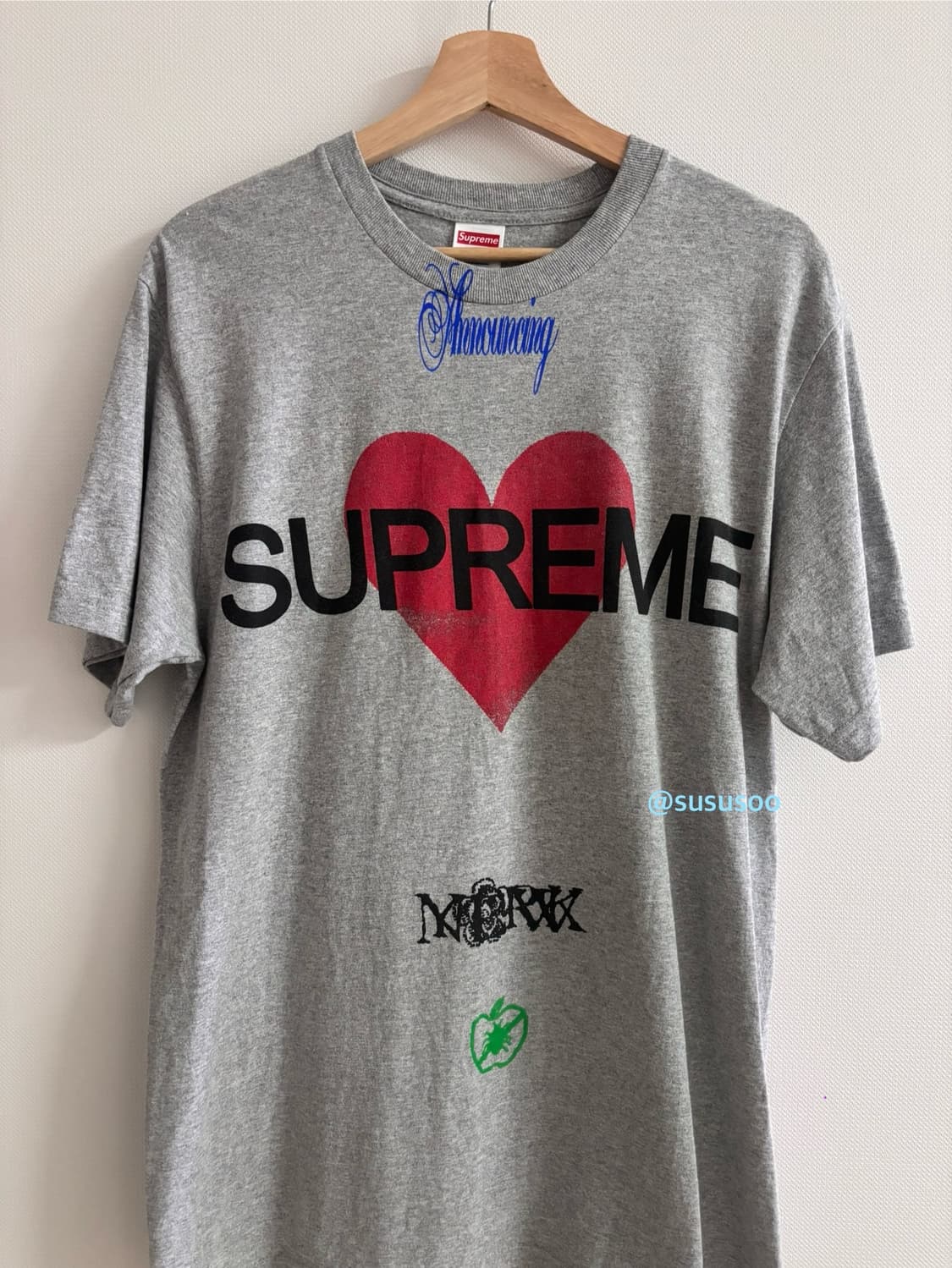 Supreme 슈프림 어나운싱 하트 반팔 티셔츠 M 그레이 (25SS) 상품이미지1