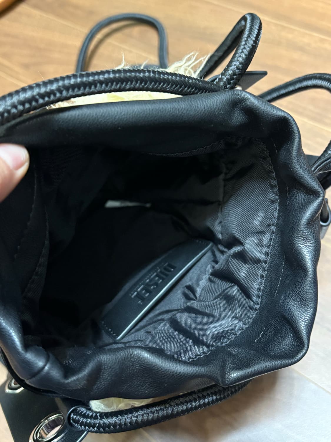 디젤 블랙 퍼 크로스백 가방 상품이미지7