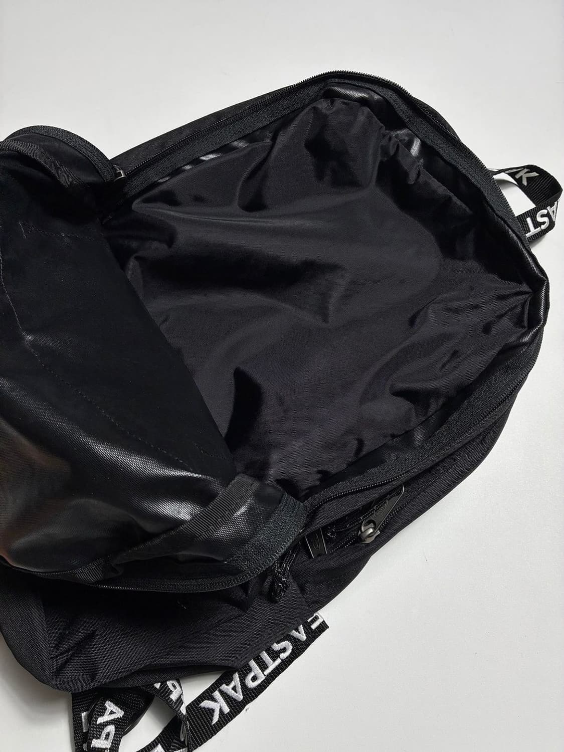 이스트팩 19FW 로고 패치 캐주얼 블랙 백팩 PR2344 상품이미지7