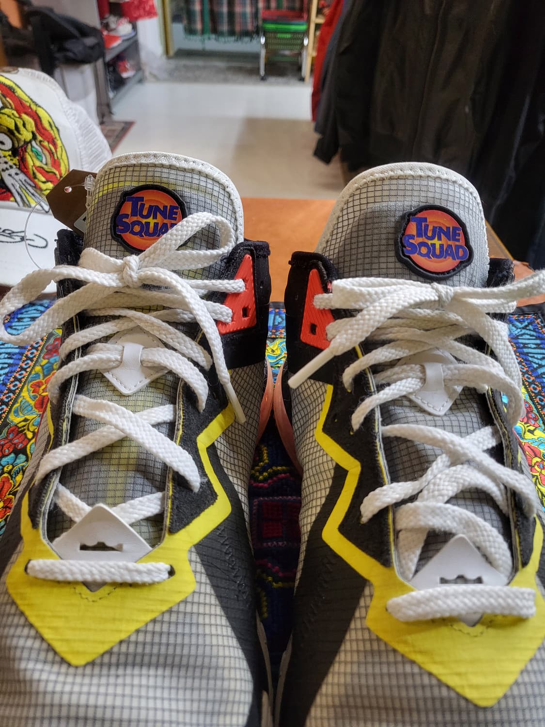 나이키 르브론 18로우 실베스터vs트위터 상품이미지9