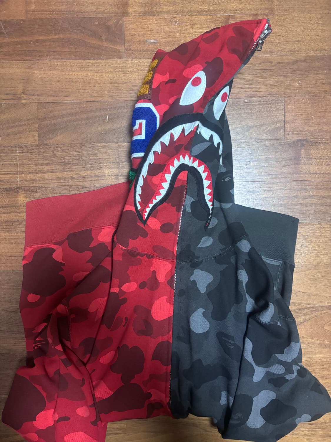 베이프 세퍼레이트 샤크 풀 집 후드 레드 블랙 상품이미지2