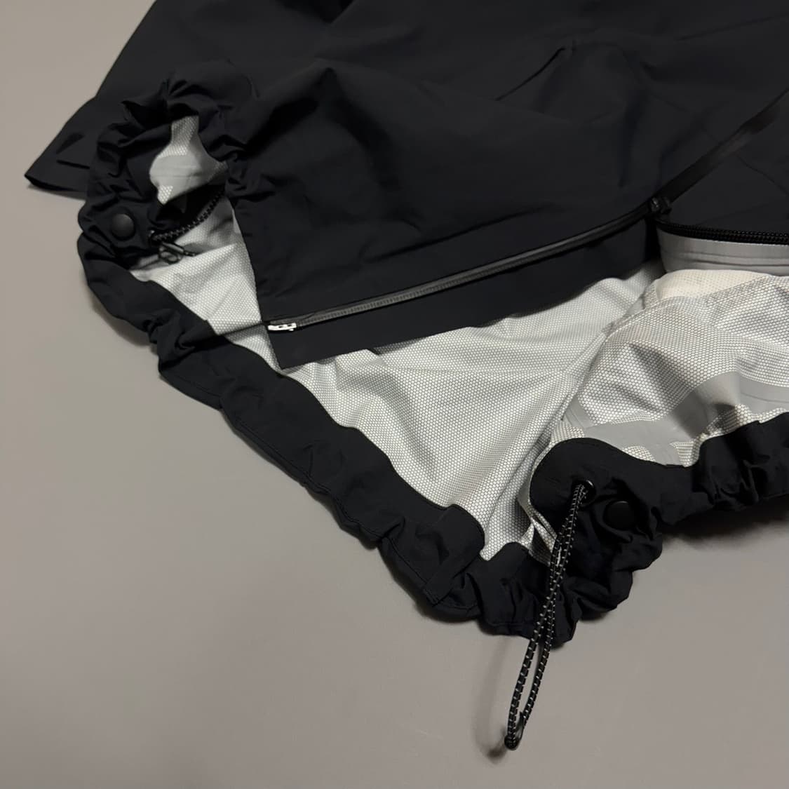 살로몬 블랙 전면로고 나일론 아웃패스 2.5L 워터프루프 윈드브레이커 상품이미지6