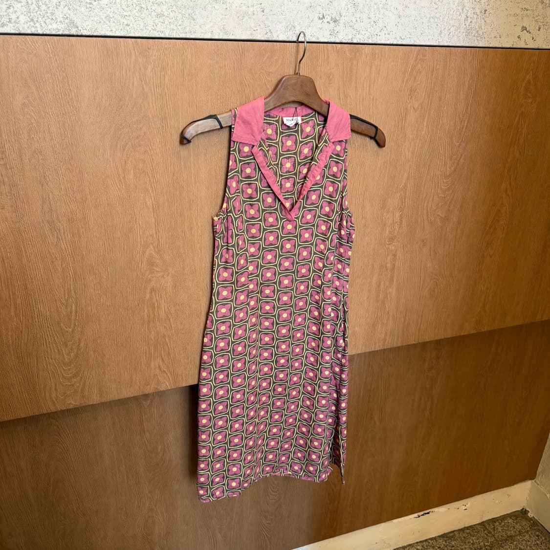 막스앤코 슬리브리스 원피스 오픈 카라 플라워 패턴 디테일 핑크 k74 상품이미지1