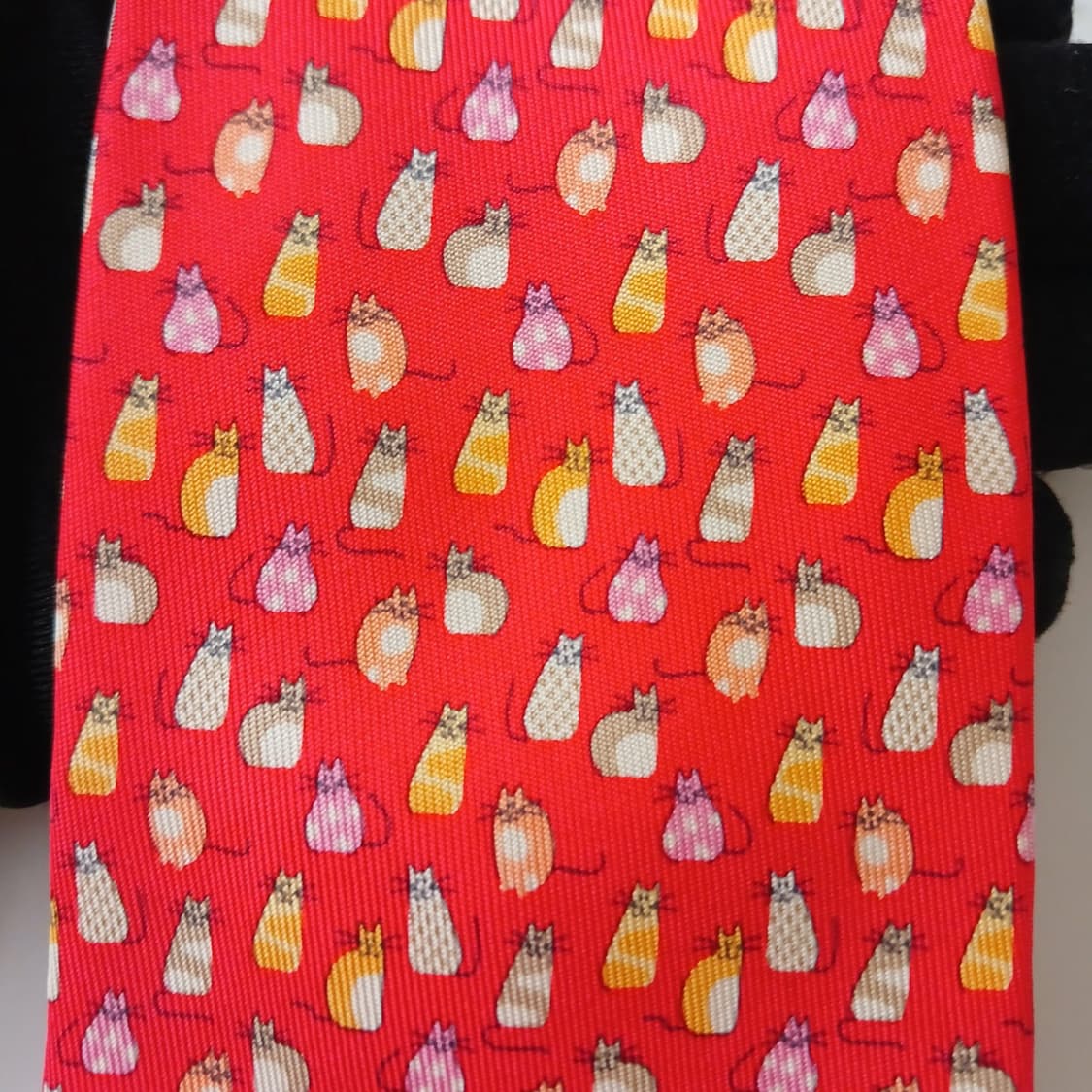 페라가모 실크 고양이 패턴 넥타이 8.6cm A+등급 A18885

 상품이미지7