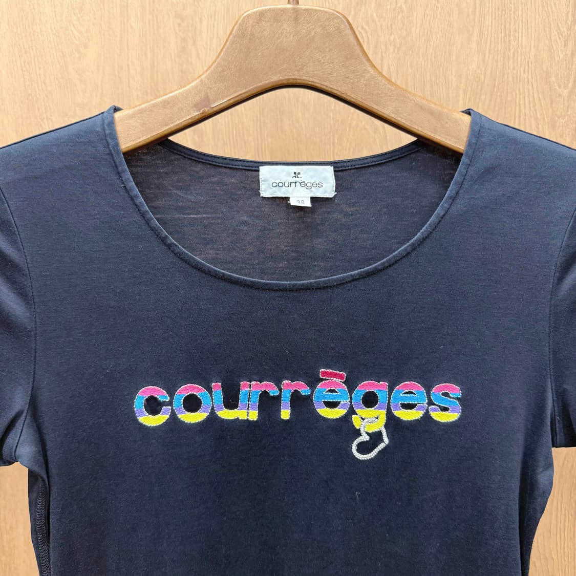 꾸레쥬 반팔 티셔츠 멀티컬러 로고 자수 디테일 슬림핏 블랙 상품이미지4