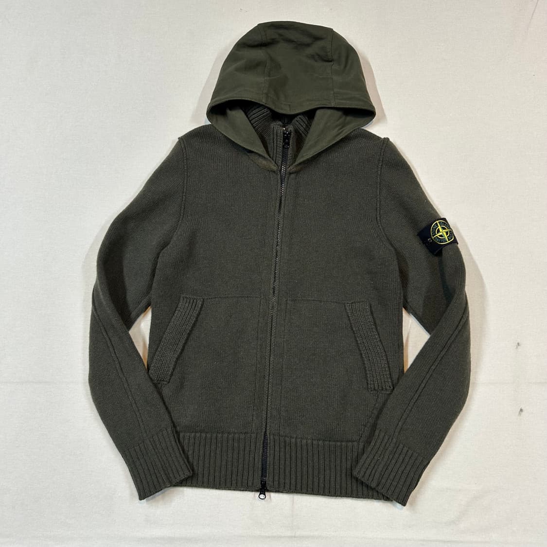 S) 스톤아일랜드 2way 지퍼 울 스웨터 올리브 상품이미지1