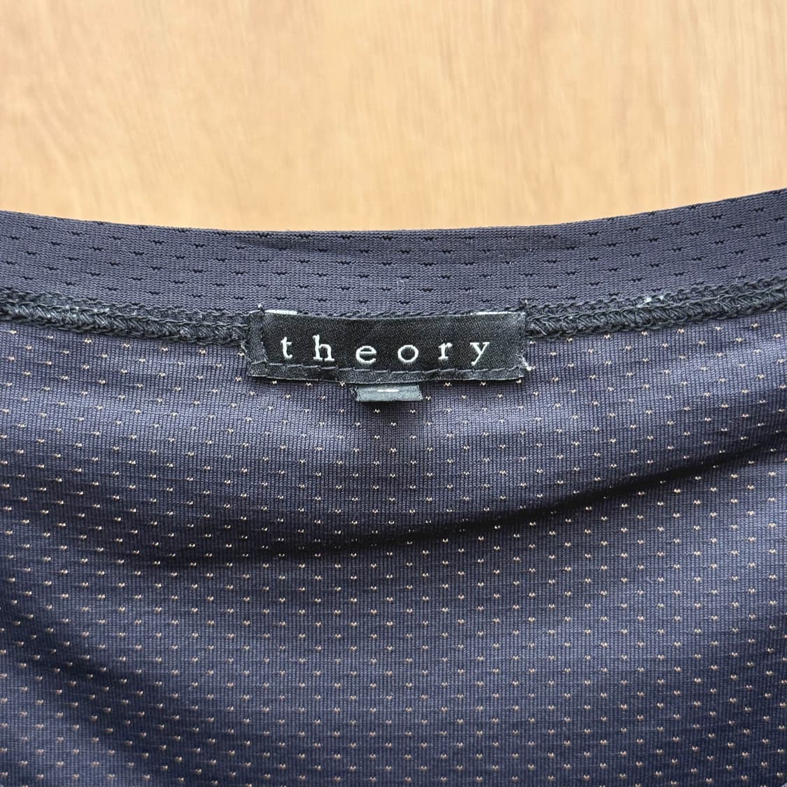 띠어리 브이넥 기능성 반팔 티셔츠 펀칭 메쉬 텍스처 블랙 상품이미지7