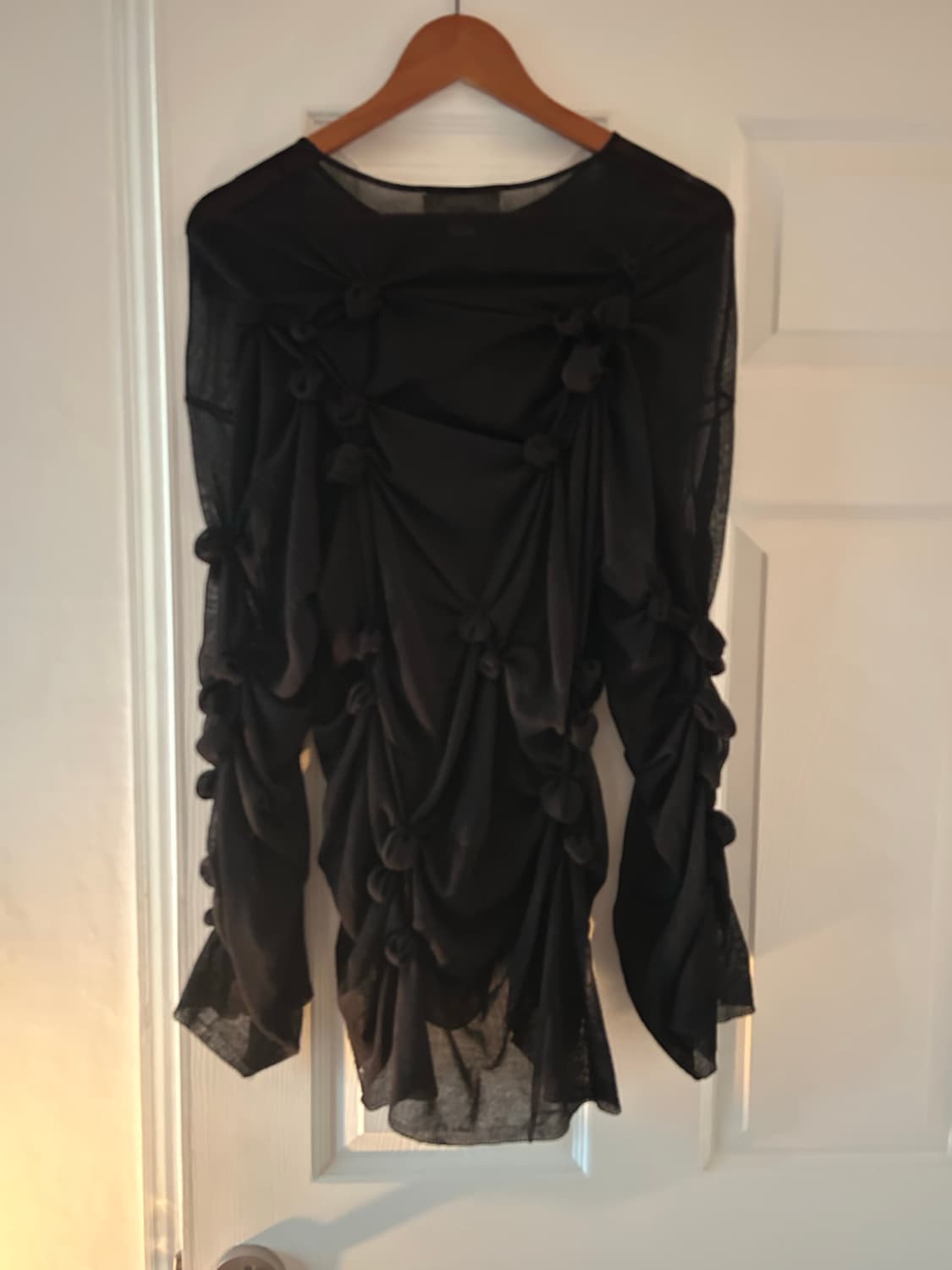 블랙 색상의 매듭 셔링 롱슬리브 시스루 스웨터 S 상품이미지1