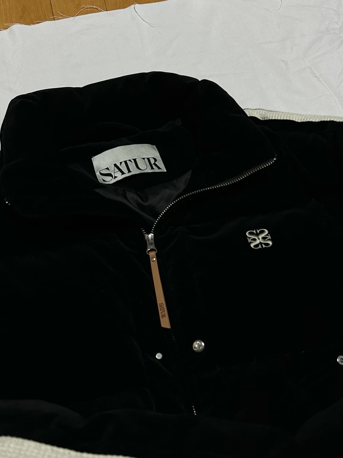 SATUR 벨벳 덕 다운 패딩 블랙 L 상품이미지2