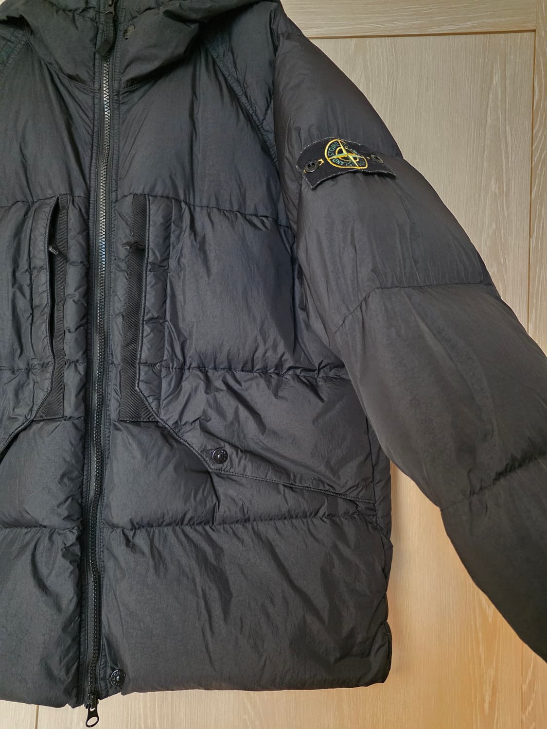 [23FW] 스톤아일랜드 크링클랩스 숏 다운 패딩 L 사이즈 상품이미지4