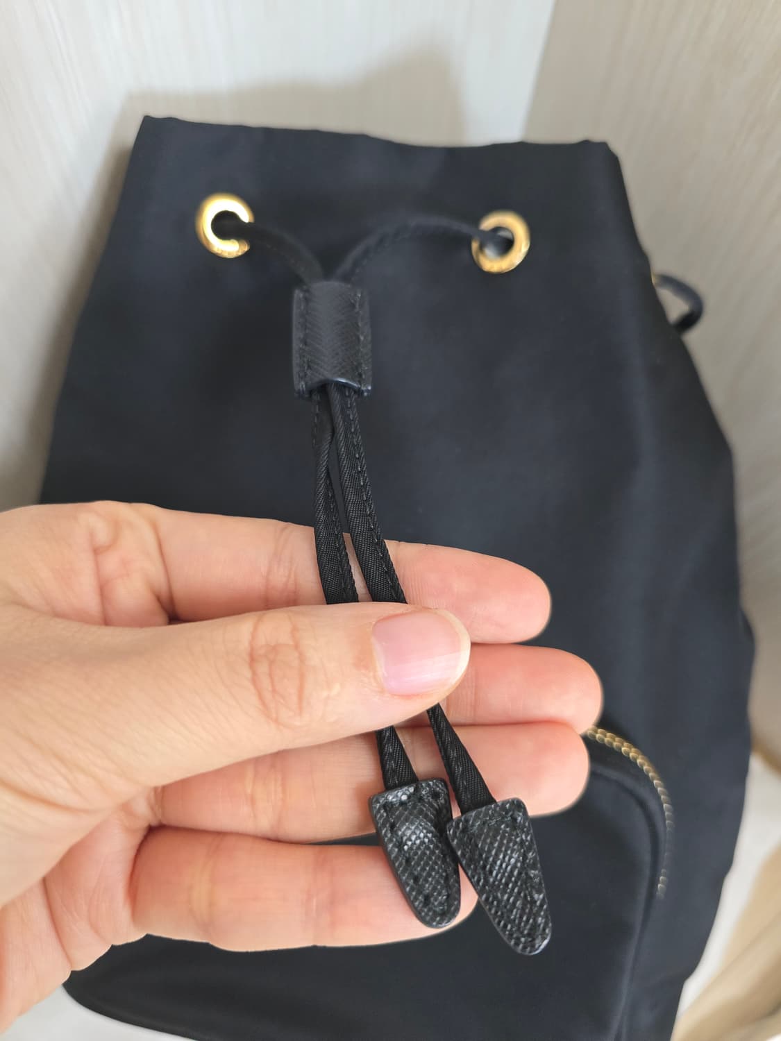 프라다 리나일론 버킷백 블랙 금장 상품이미지4