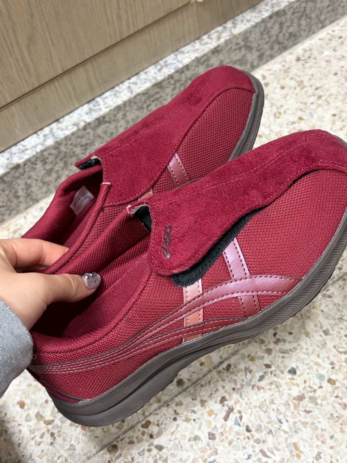 아식스 라이프워커 여성 워킹화 버건디 상품이미지4