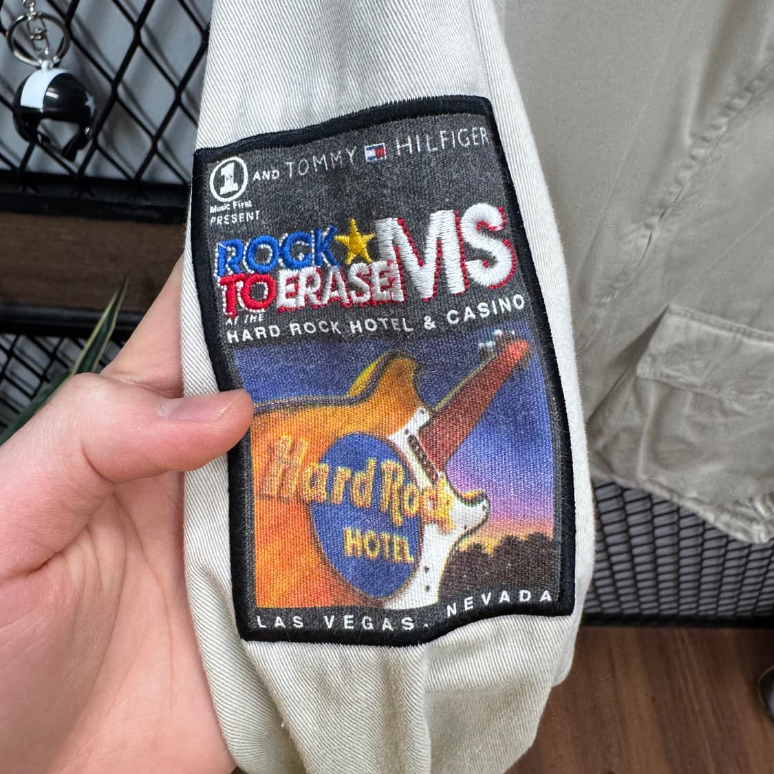 00s 하드록 X 타미힐피거 올드스쿨 봄버자켓 투포켓 디테일 화이트 상품이미지6