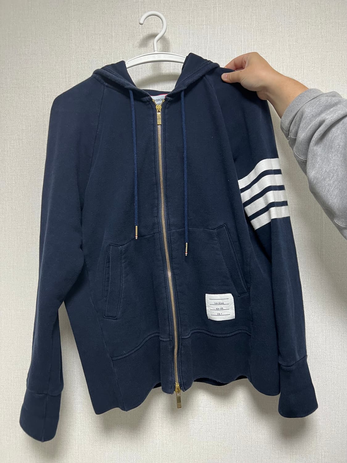 톰브라운 사선 후드집업 상품이미지1