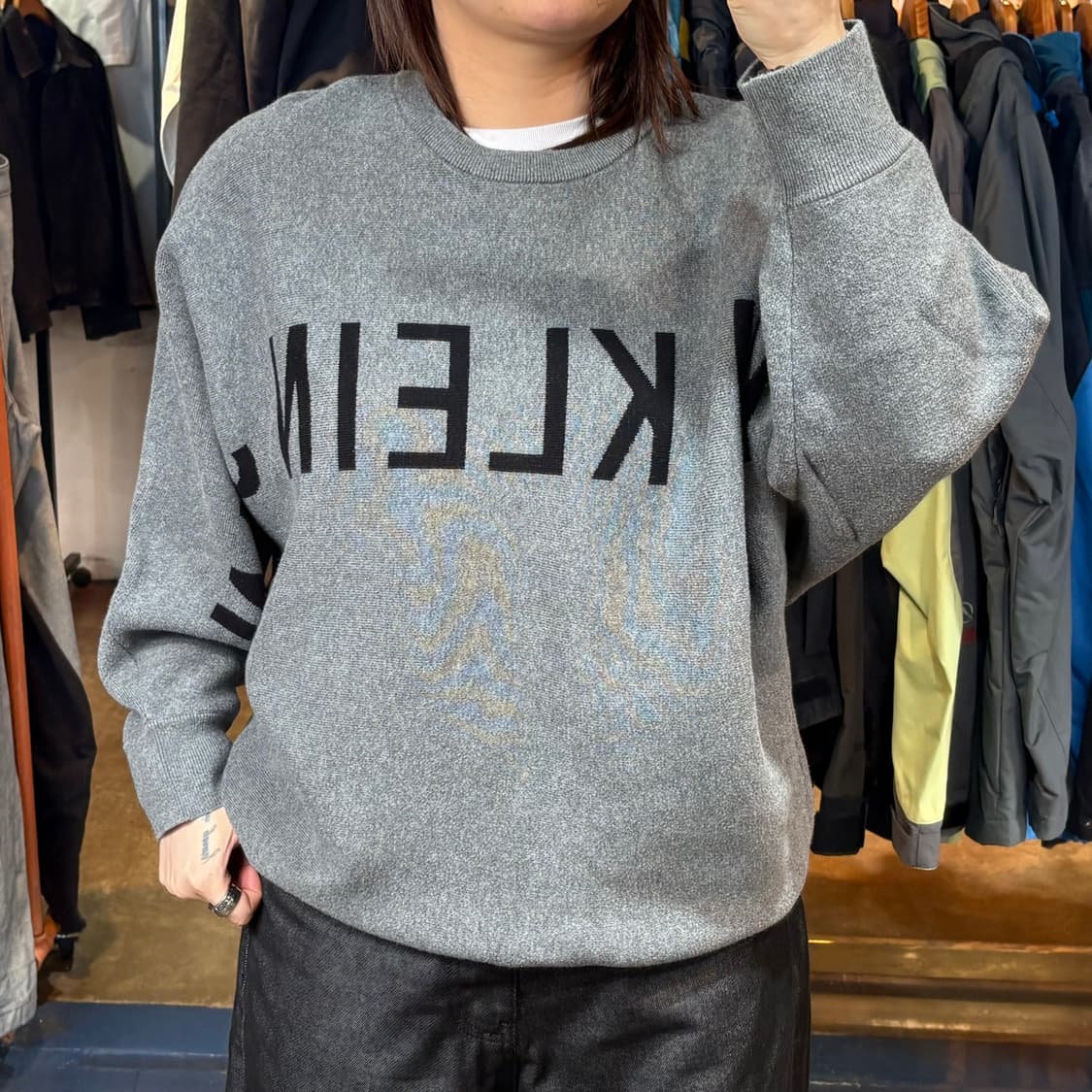 캘빈클라인 진스 가오리핏 레터링 그레이 니트 상품이미지1