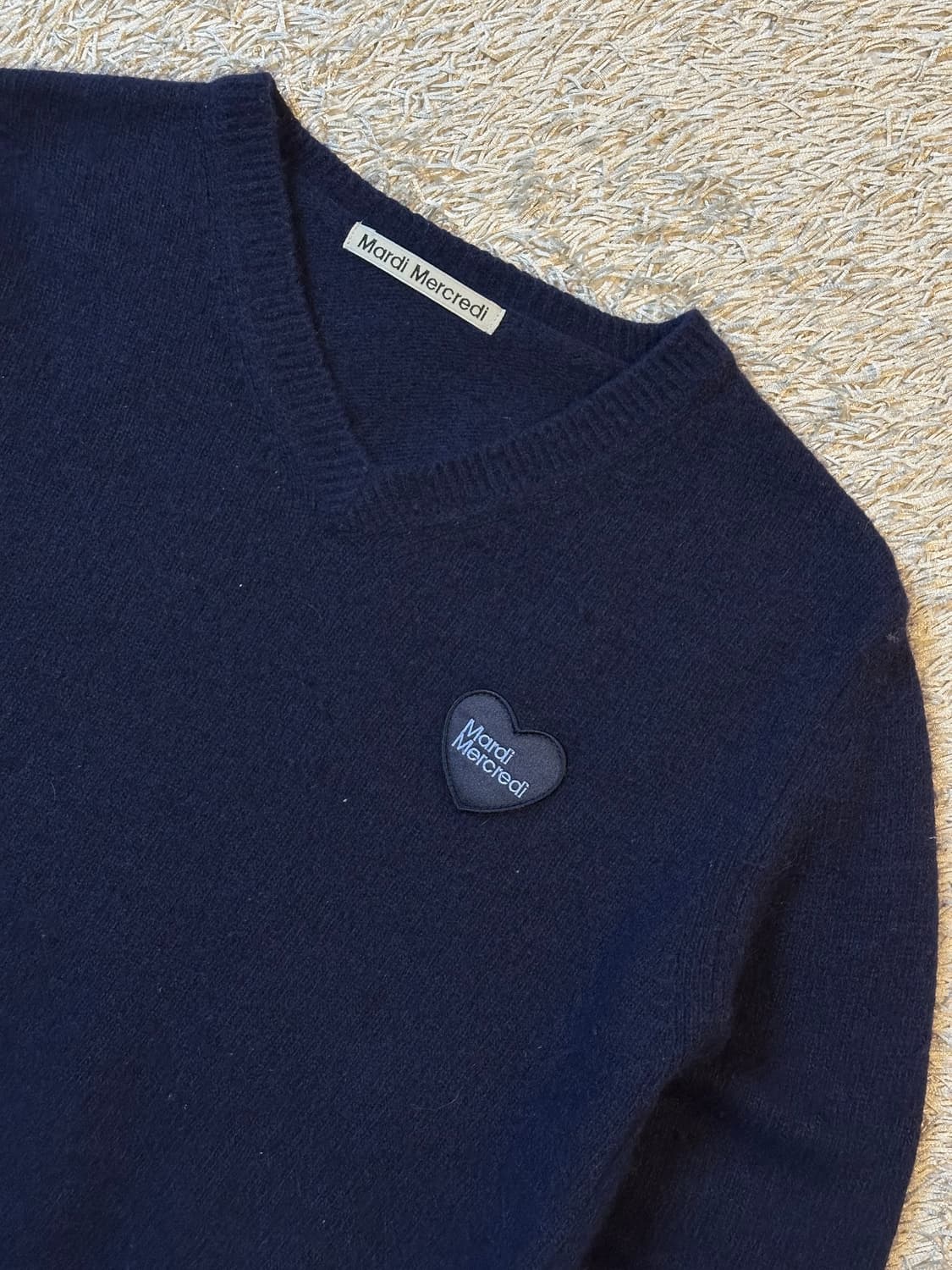 마르디 메크르디 라쿤 블렌드 브이넥 하트로고 울 니트 네이비 상품이미지2