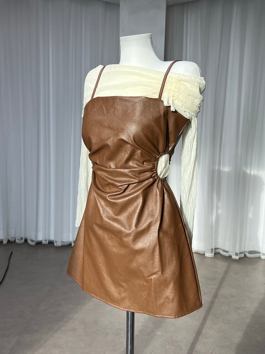 [새상품원가이하판매]브라운 레더 뒷지퍼 끈 원피스  상품이미지1