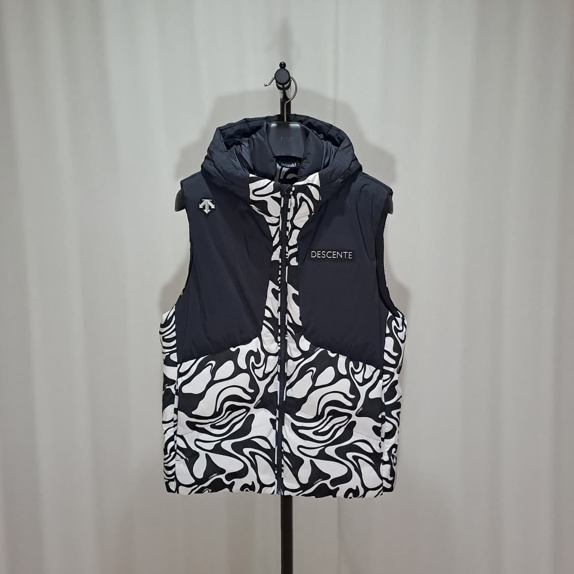 (택포) 데상트 23FW 스위스 스키팀 다운 베스트 패턴 100 B110 상품이미지1