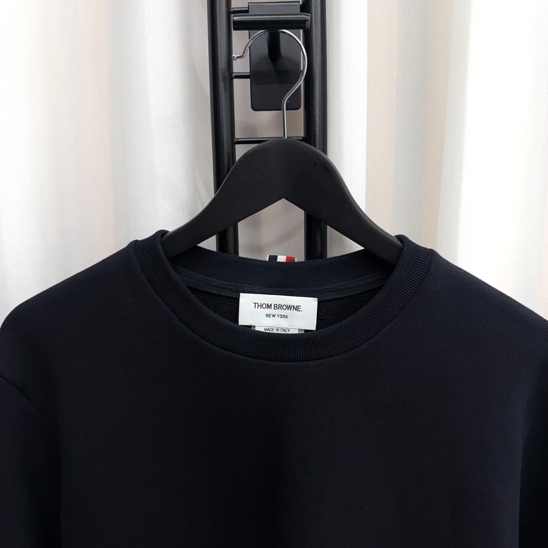 [2] 톰브라운 백삼선 맨투맨 네이비 상품이미지3