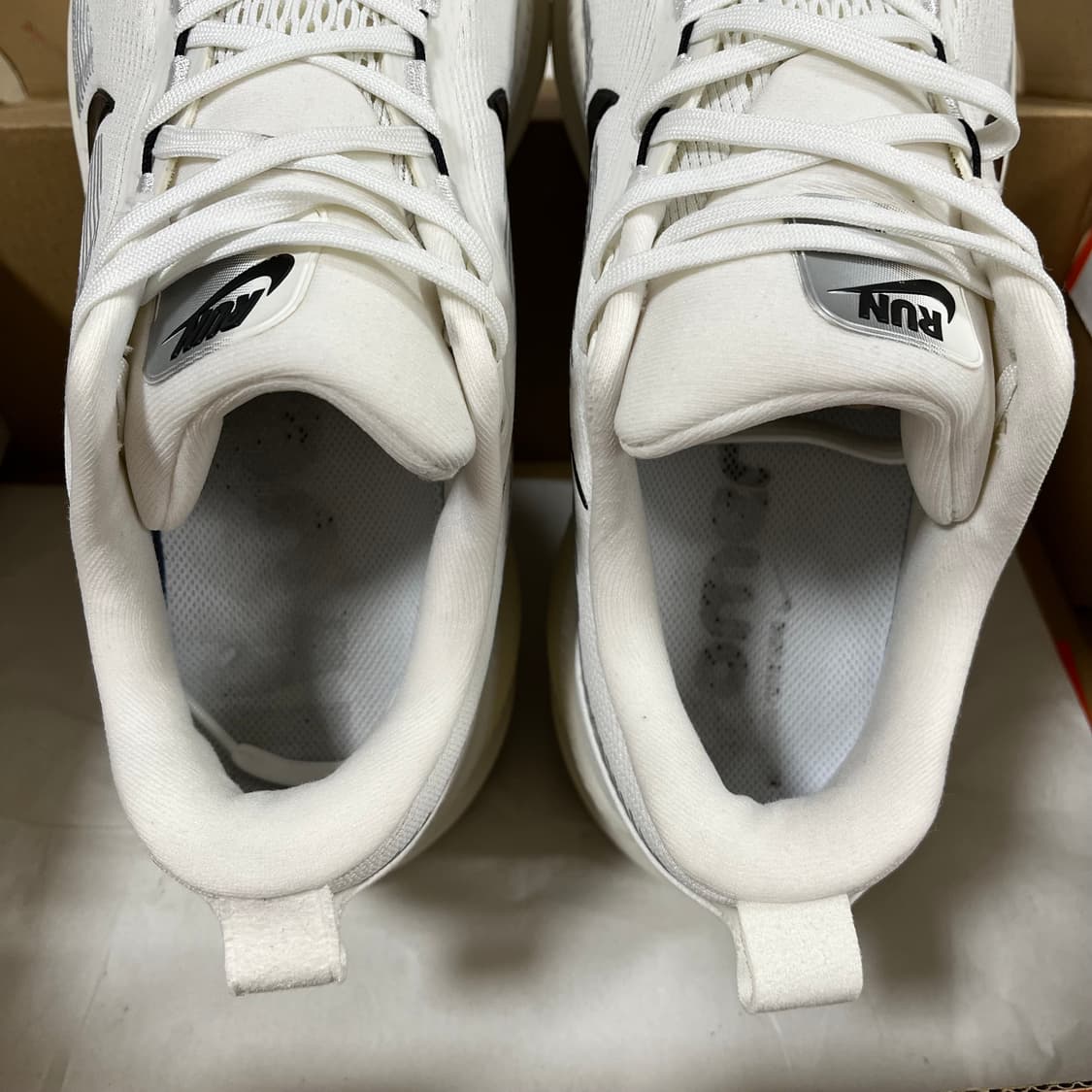 나이키 보메로 18 서밋 화이트 코코넛 밀크 275 상품이미지4