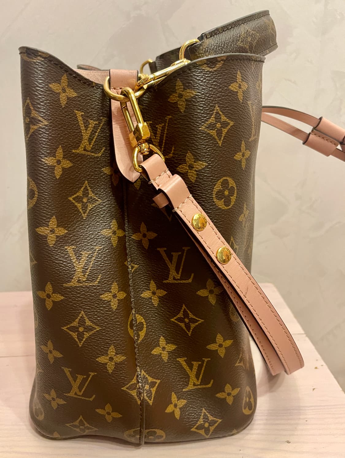 루이비통 Louis Vuitton 네오노에 MM 모노그램 로즈파우더 상품이미지4