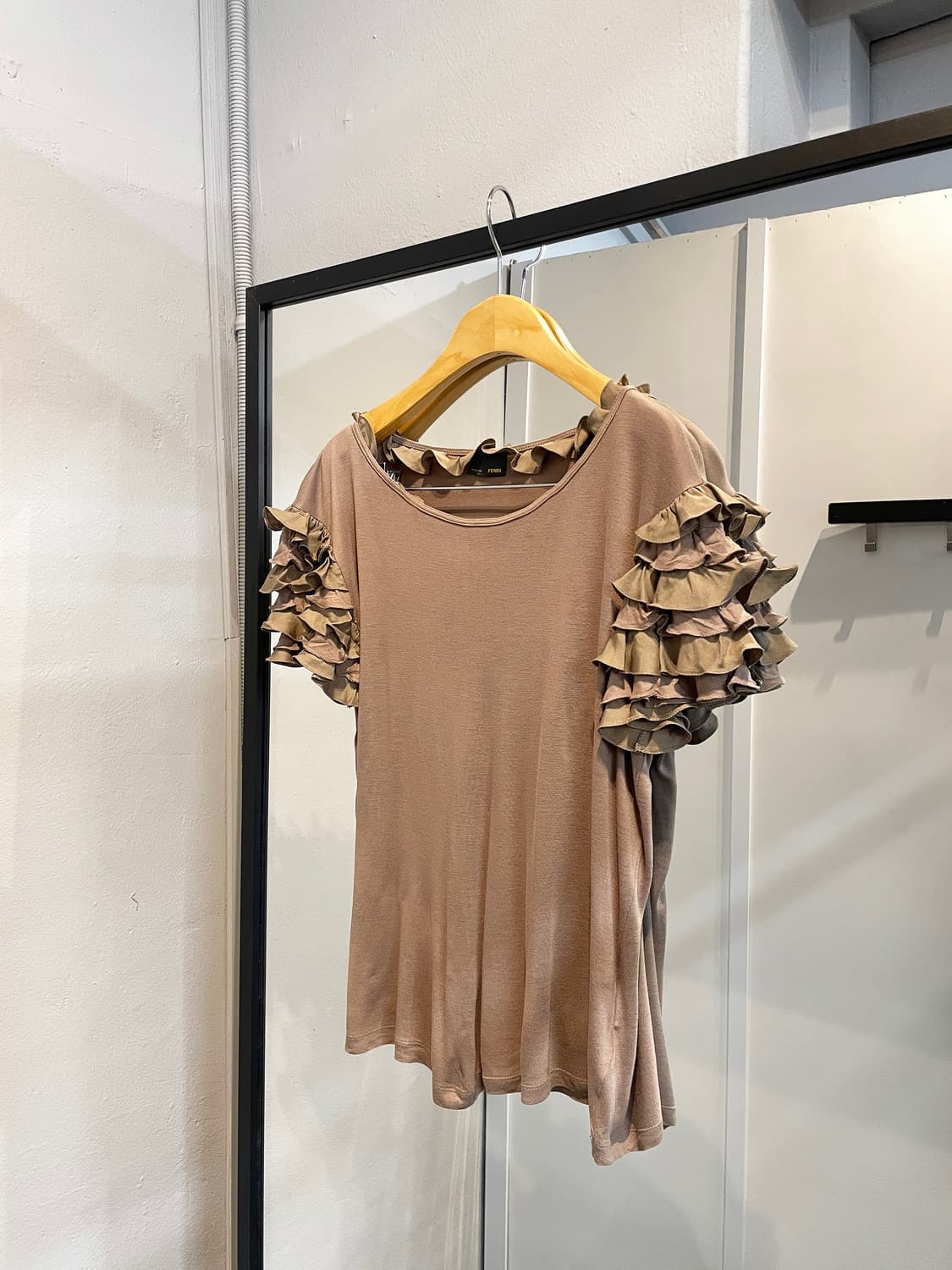 펜디 반팔 라운드넥 니트 레이어드 프릴 소매 넥 디테일 루즈핏 브라운 상품이미지1