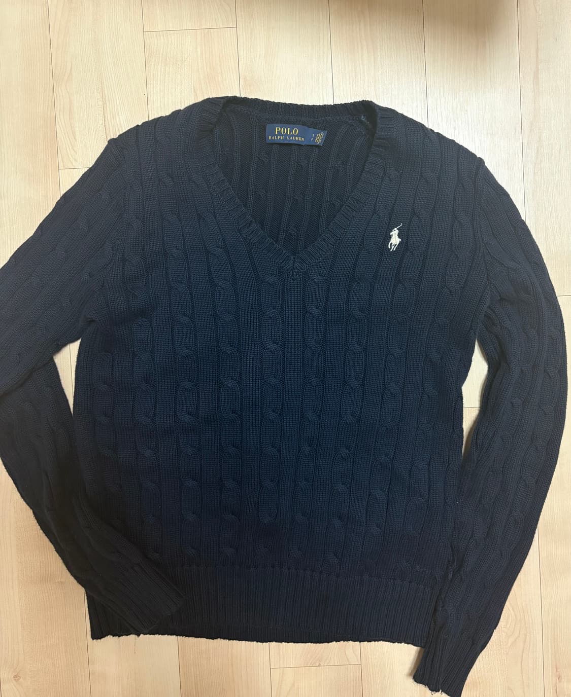 폴로 브이넥 니트 상품이미지1