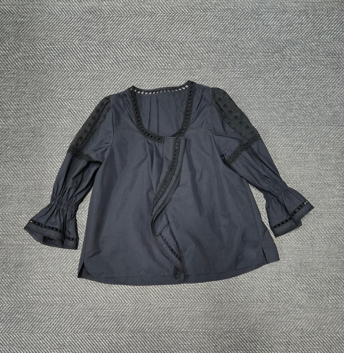 한섬 타임 TIME 블랙 레이스 펀칭 블라우스 상품이미지1