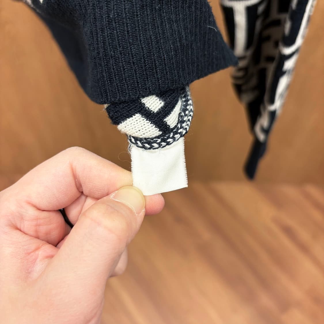 펜디 진스 라운드넥 긴팔 울 니트 로고 모노그램 패턴 디테일 블랙 화이트 상품이미지7