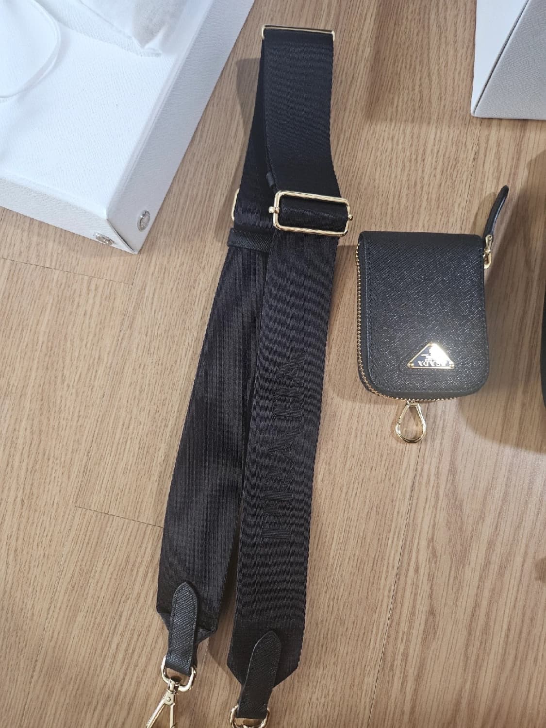 프라다 리에디션 사피아노 가죽백 상품이미지8