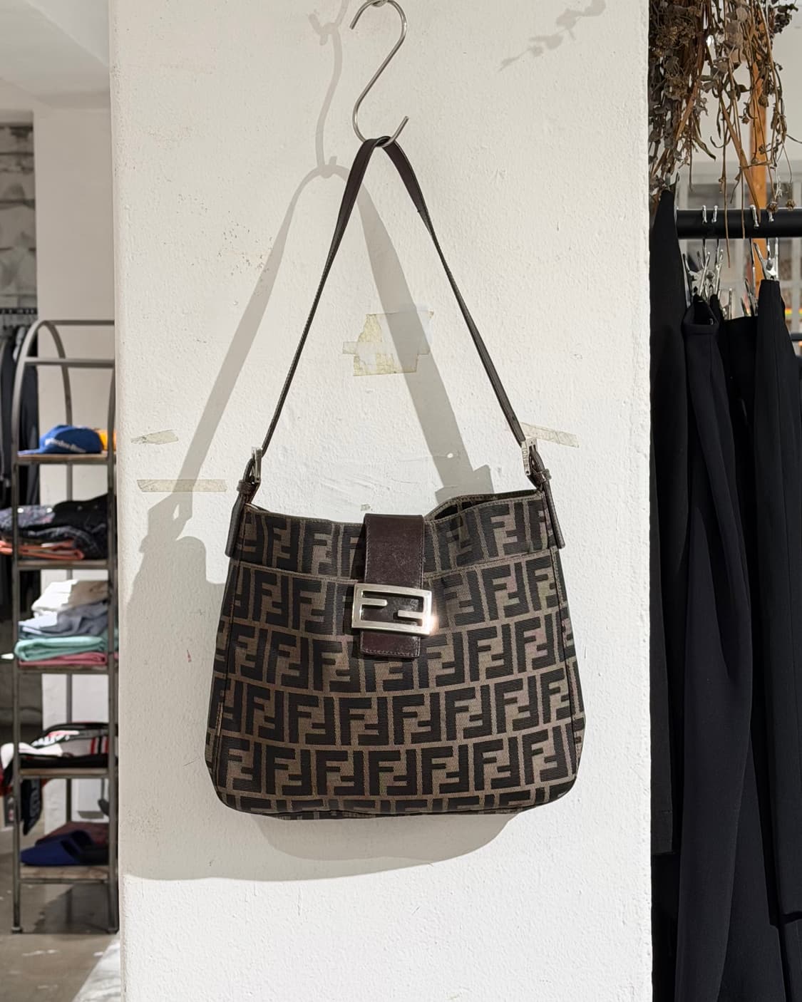 펜디 브라운 주카 캔버스 숄더백 상품이미지2