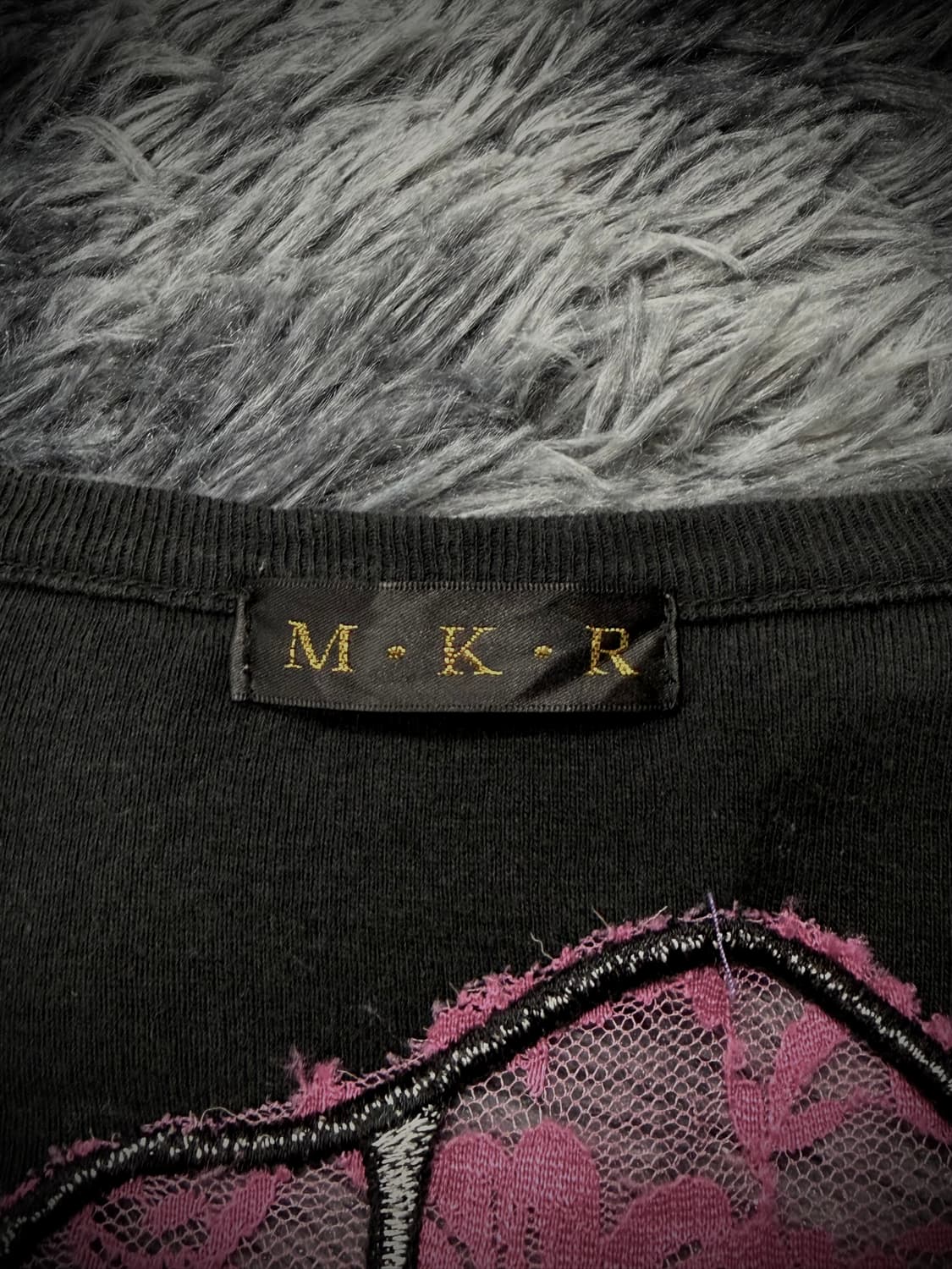 MKR 글리터 프린팅 핑크 장미 레이스 디테일 블랙 반팔티 상품이미지9