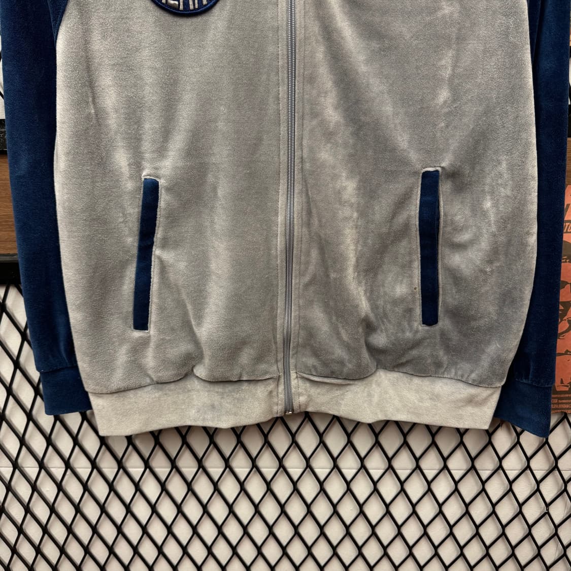 뉴발란스 벨벳 트랙 자켓 전면 로고 포인트 그레이 네이비 상품이미지4