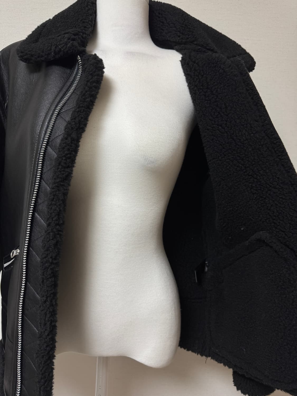 비바스튜디오) 블랙 무스탕 자켓 상품이미지5